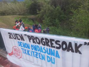 Hariztitik oso gertu dagoen  Angetu baserria eta  desagertzear dagoen zubira. Udalak  poligonoa urbanizatzerakoan zubi historikoa "babestu eta  nabaritu" egingo zutela esan zuen